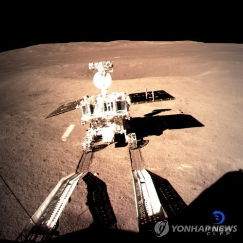 지난 1월 달 뒷면에 착륙한 달 탐사선 '창어(嫦娥) 4호'에서 내린 달탐사로봇 '옥토끼'(玉兎·중국명 '위투') 2호의 모습. [AP=연합뉴스]