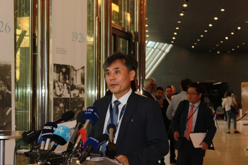 (제네바=연합뉴스) 이광철 특파원 = 세계무역기구(WTO) 일반이사회에 정부 대표로 참석해 일본의 수출 규제를 지적한 김승호 산업통상자원부 신통상질서전략실장이 24일(현지시간) 회의 후 기자회견을 하고 있다. 2019.7.24 minor@yna.co.kr