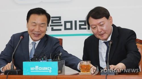 윤석열 검찰총장 마이크 켜주는 손학규 대표 (서울=연합뉴스) 하사헌 기자 = 바른미래당 손학규 대표가 7일 오후 국회 당대표실에서 윤석열 신임 검찰총장의 예방을 받고 인사말하기 위해 마이크를 켜는 윤 검찰총장을 도와주고 있다. 2019.8.7 toadboy@yna.co.kr(끝)