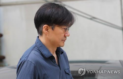 편한 복장의 조국 법무부 장관 후보자 (서울=연합뉴스) 류영석 기자 = 조국 법무부 장관 후보자가 11일 오전 서울 서초구 방배동 자택을 나서고 있다. 2019.8.11 ondol@yna.co.kr(끝)
