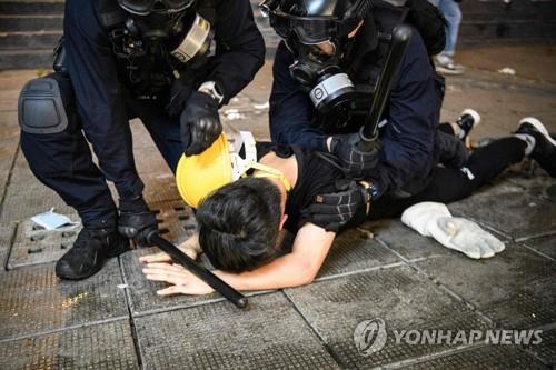 홍콩 경찰이 11일 침사추이 지역에서 한 시위 참가자를 체포하고 있다.