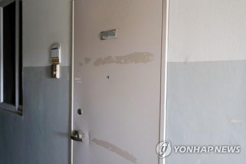 최근 숨진 채 발견된 탈북 모자가 살던 집앞
