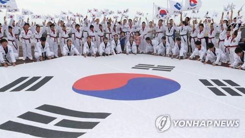 '대한민국 만세!'…독도 바라보며 광복절 기념행사 열려