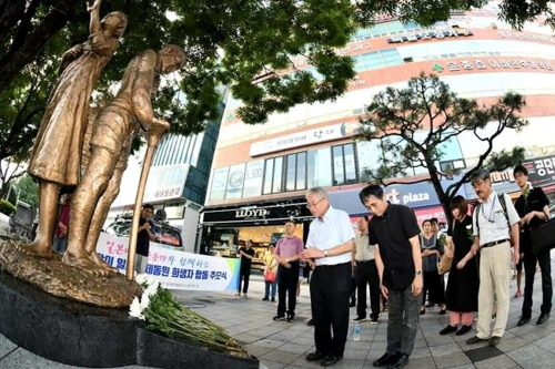 일본 역사기행단 창원 강제동원노동자상 방문