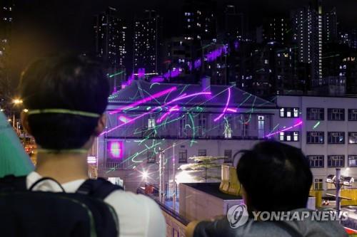 14일 홍콩 시위에서 경찰서에 레이저 포인터를 쏘는 참가자들