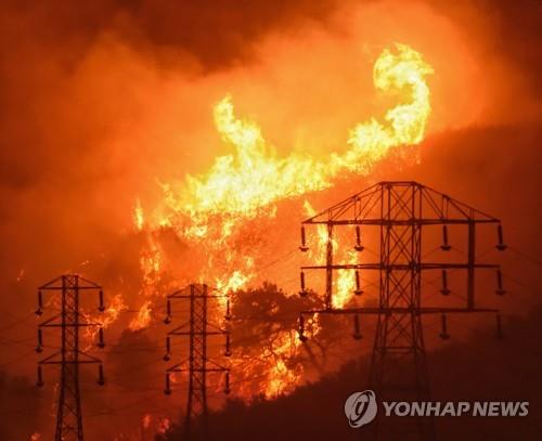 미 서부 산불과 송전탑