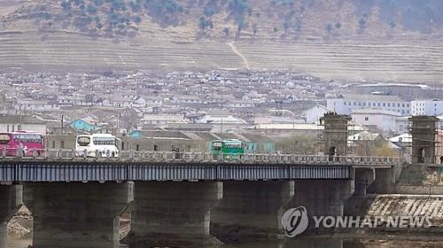 지난 4월 8일 정식 개통한 중국 지안과 북한 만포를 잇는 다리. 중국인 관광객 등을 태운 버스가 정식 개통 후 처음으로 이 다리를 이용해 중국에서 북한으로 향하고 있다. [연합뉴스 자료사진]