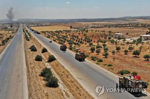 칸셰이쿤으로 향하는 터키군 호송 차량과 이를 차단하기 위한 시리아 정부군 공습