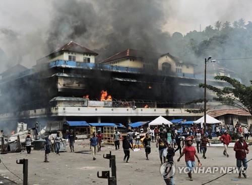 파푸아에서 반정부 시위로 불에 타는 상점