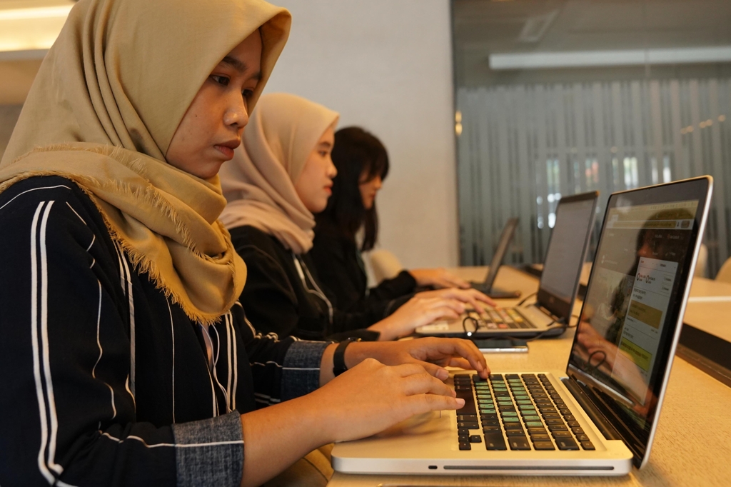브이 라이브 인도네시아어 자막을 만드는 직원들
