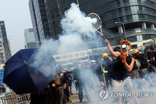 테니스채로 경찰이 쏜 최루탄을 되받아치는 시위참가자