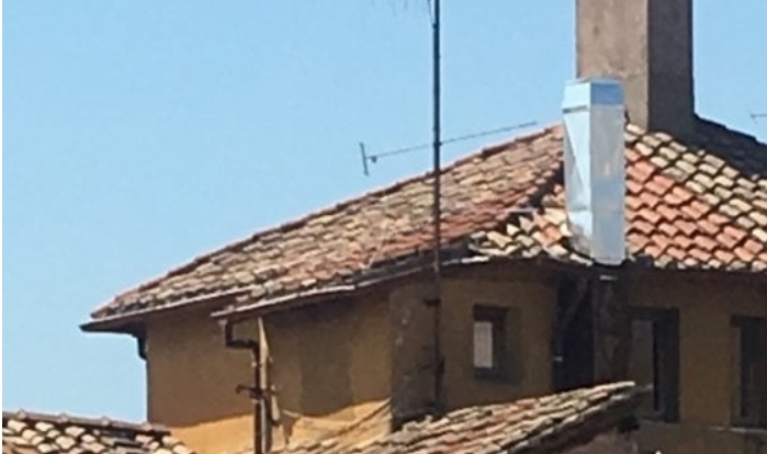 로마 판테온 인근 건물 옥상에 설치된 알루미늄 굴뚝. [라 레푸블리카]