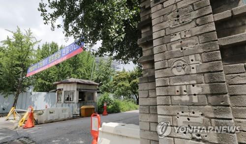 분양가 상한제 반대 현수막이 걸린 강동구 둔촌 주공 아파트 [연합뉴스 자료사진]