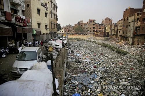 2018년 12월 8일 플라스틱 등 쓰레기로 뒤덮인 인도 수도 뉴델리의 배수시설 근처 모습. [AP=연합뉴스]