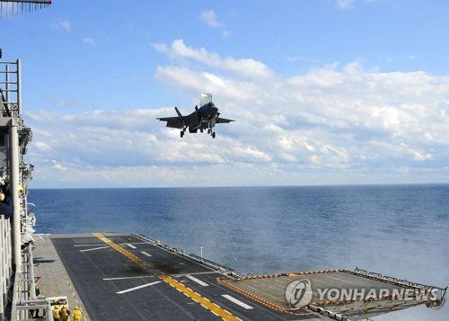상륙함에 착륙하는 F-35B 스텔스 전투기