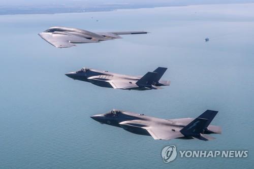 도버 해협 상공을 비행 중인 미 공군의 B-2 스텔스 전략핵폭격기와 영국 공군의 F-35