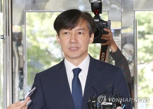 출근하는 조국 법무부 장관 후보자 (서울=연합뉴스) 안정원 기자 = 조국 법무부 장관 후보자가 2일 오전 서울 종로구 적선현대빌딩에 마련된 인사청문회 준비사무실로 출근하며 기자들의 질문에 답하고 있다. 2019.9.2 jeong@yna.co.kr(끝)