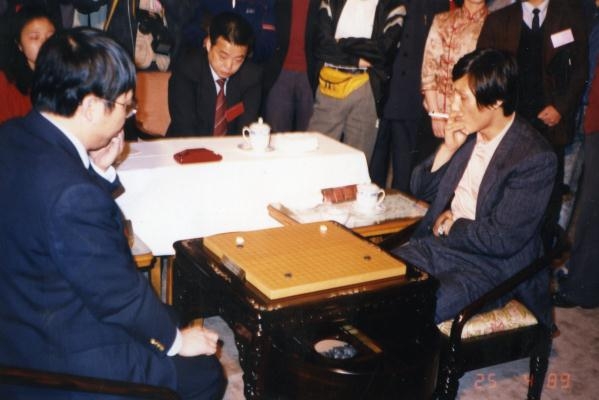 1989년 4월 25일 중국 항저우에서 열린 제1회 잉창치배 결승 제1국에서 조훈현 9단(오른쪽)이 중국의 녜웨이핑과 대결하고 있다. [한국기원 제공]