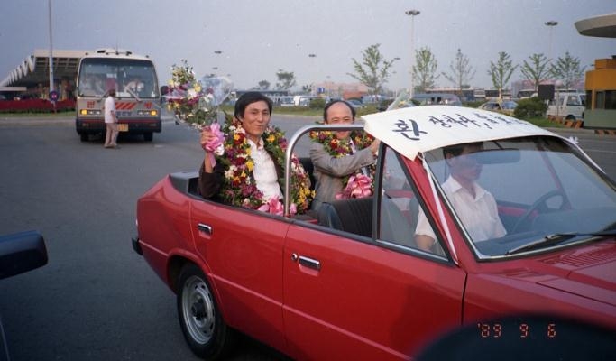 제1회 잉창치배에서 우승한 조훈현 9단이 1989년 9월 6일 서울 김포공항에서부터 카퍼레이드를 펼치고 있다. [한국기원 제공]