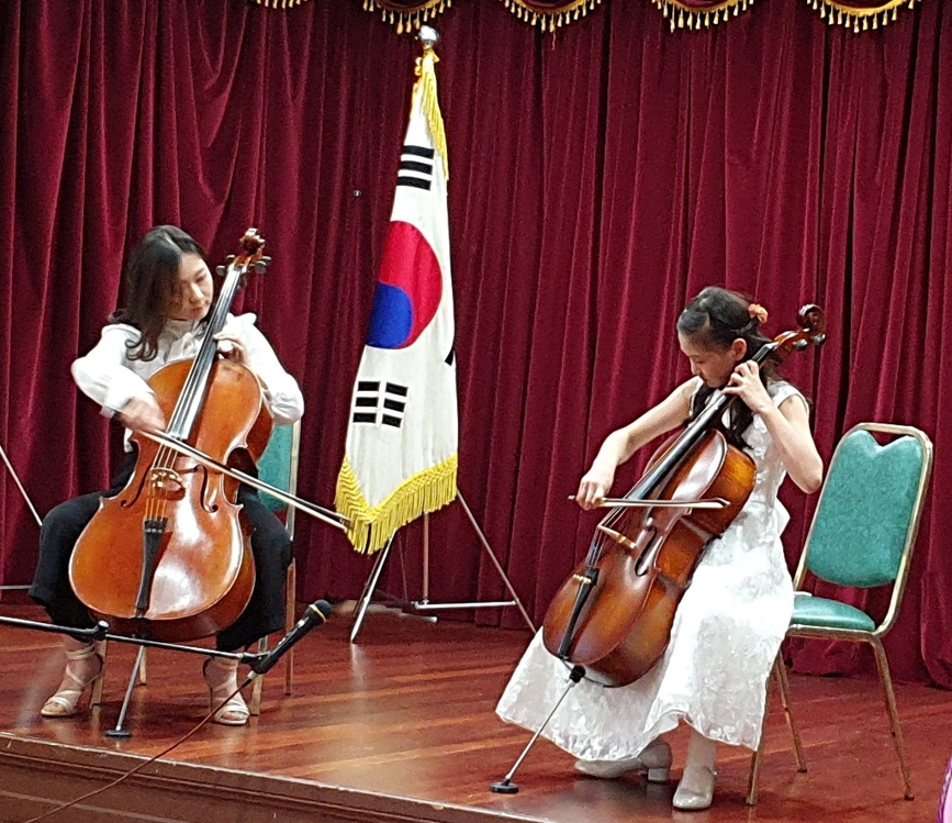 영화 '타이타닉'의 주제가를 연주한 정보영·조여진 첼로 듀엣
