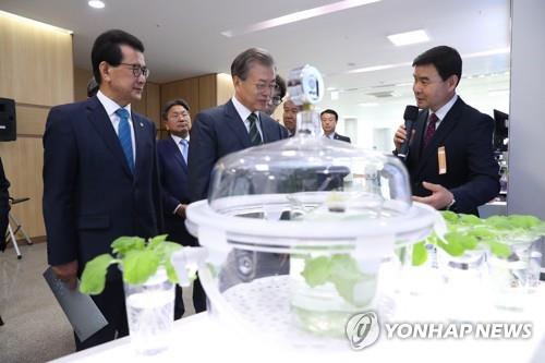 식물기반 바이오 의약품 개발 과정 살펴보는 문 대통령
