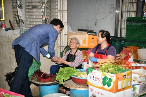 전통시장 상인 격려하는 김경수 경남도지사(왼쪽)