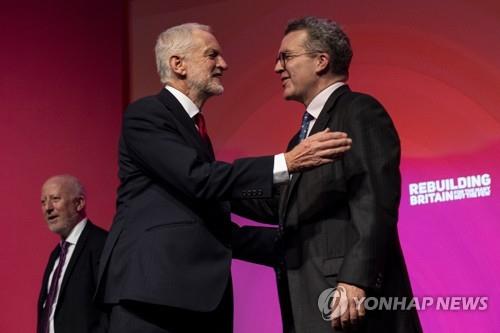 톰 왓슨 영국 노동당 부대표(오른쪽)와 제러미 코빈 대표(가운데). [EPA=연합뉴스 자료사진]
