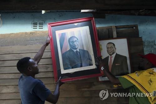 무가베 전 대통령의 초상화를 걸고 있는 그의 지지자.