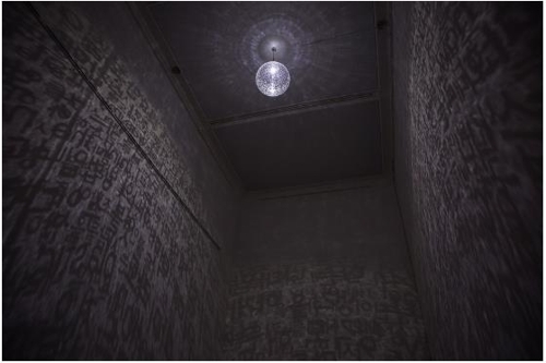 오순미, 불안정 평형, 나무 패널·전선·LED램프 등, 200cm, 2019