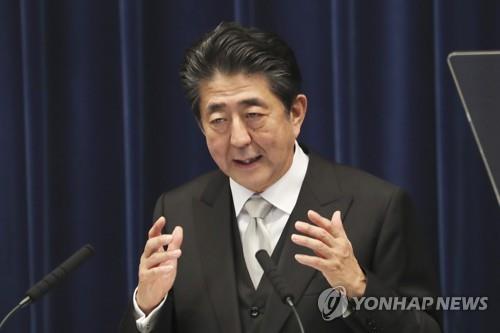 (도쿄 AP=연합뉴스) 아베 신조 일본 총리가 11일 오후 도쿄 총리관저에서 기자회견을 열어 개각에 관해 설명하고 있다.