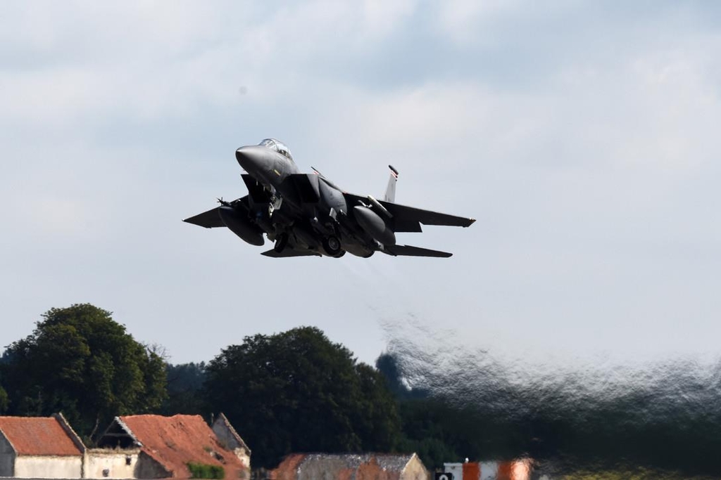 영국 레이큰히스 공군 기지를 이륙하는 미 공군 F-15E 전투기 [출처:미 공군 제48 전투비행단]