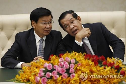 훈센 캄보디아(오른쪽) 총리와 통룬 시술릿오스 라오스 총리