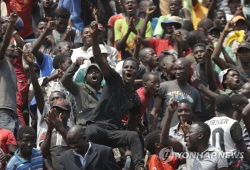 짐바브웨 전 대통령 무가베의 시신이 안치된 수도 하라레의 루파로 경기장 근처에 모인 군중[AP=연합뉴스]