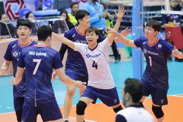 아시아선수권에 출전한 한국 남자배구 대표팀 선수들이 득점 후 기뻐하고 있다.