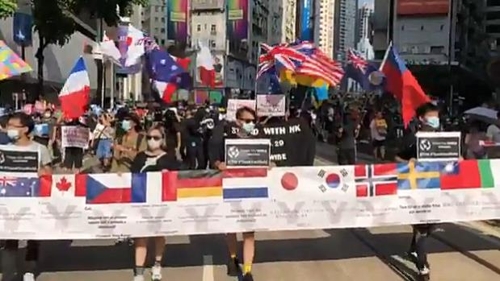 한국과 G7 깃발 등을 든 홍콩 시위대