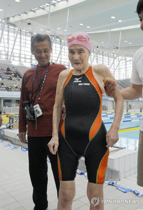 2015년 100세로 일본 마스터스 수영선수권대회 1천500ｍ에 출전한 나가오카 할머니
