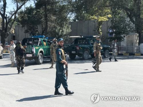 17일 아프간 수도 카불 폭탄 테러 현장에서 경계활동을 펼치는 치안 병력. [로이터=연합뉴스]