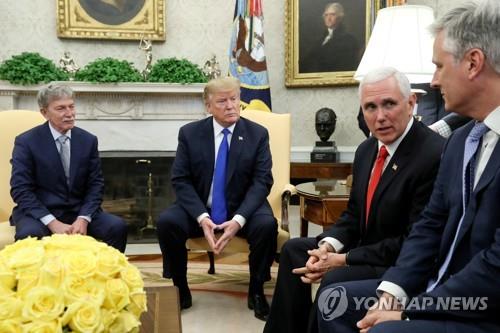 지난 3월 백악관 방문한 오브라이언(맨 오른쪽)