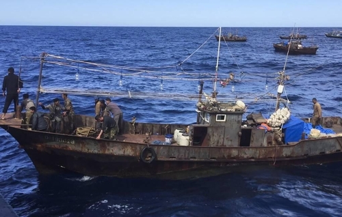 동해상의 러시아 배타적경제수역(EEZ)에서 불법으로 조업하다 러시아 국경수비대에 적발된 북한 소형 어선들 [타스=연합뉴스]