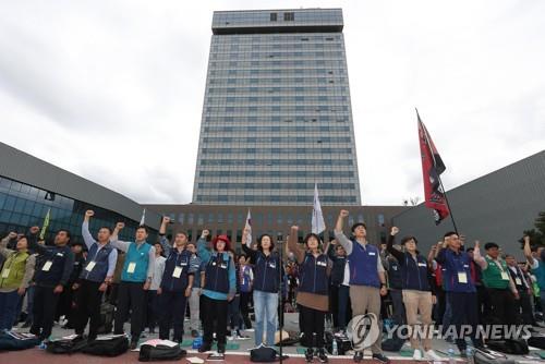 민주노총, 점거농성 중 도로공사서 대의원대회 개최