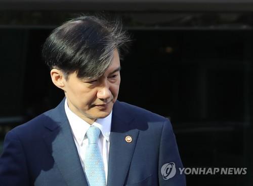 굳은 표정으로 (서울=연합뉴스) 신준희 기자 = 조국 법무부 장관이 23일 오전 서울 서초구 방배동 자택에서 나오고 있다. 2019.9.23 hama@yna.co.kr(끝)