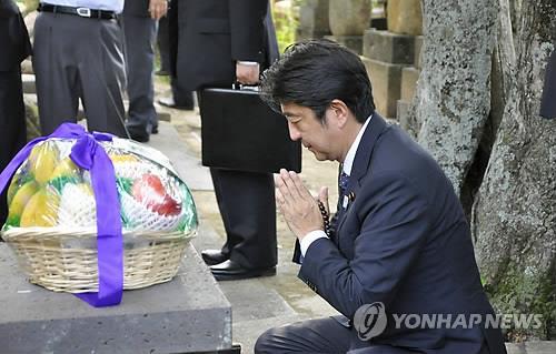 2013년 8월 정한론의 원조 요시다 쇼인을 기리는 신사에서 참배하는 아베 신조 일본총리