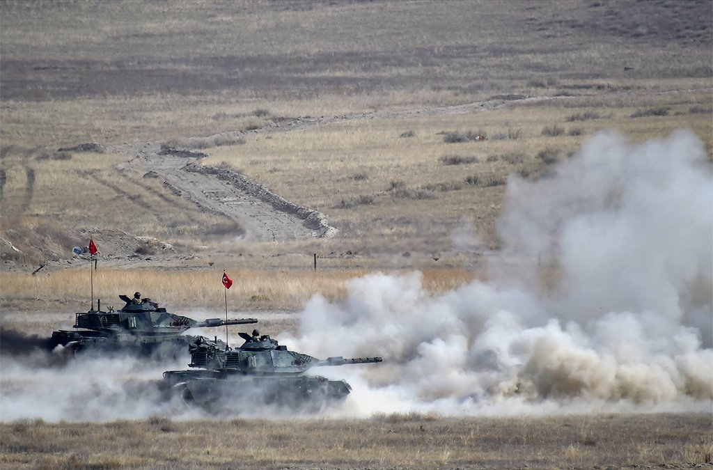 시리아 국경지대에서 기동 중인 터키군 탱크