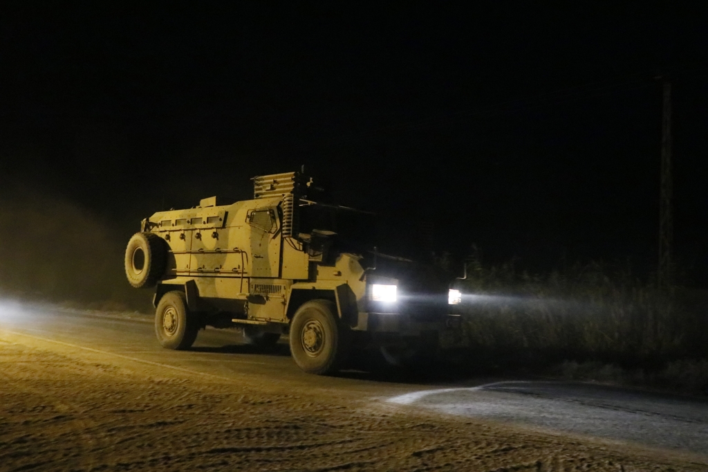 야간 이동 중인 터키군 특공대원 수송차량