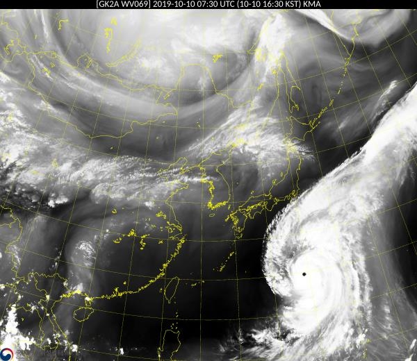 오후 4시 30분 현재 위성으로 촬영한 동아시아. 태풍 '하기비스'의 모습이 뚜렷하다