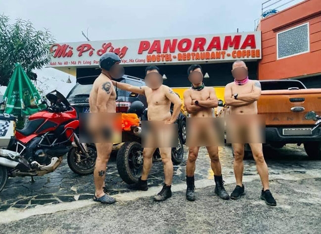 나체로 오토바이 탄 베트남 중년 남성들