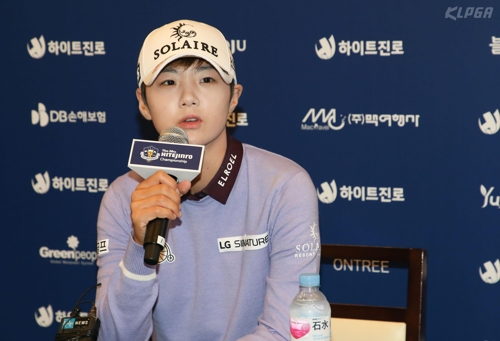 인터뷰하는 박성현.