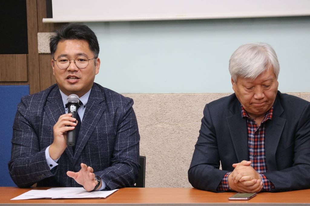 기자회견 참석한 교회개혁실천연대 관계자들