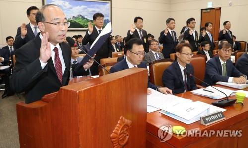 대표 증인 선서하는 김윤석 국방부 전략지원관리실장 (서울=연합뉴스) 김주형 기자 = 10일 오후 열린 국회 환경노동위원회의 한강유역환경청, 낙동강유역환경청 등의 국정감사에서 김윤석 국방부 전략자원관리실장(왼쪽)이 대표로 증인선서를 하고 있다. 2019.10.10 kjhpress@yna.co.kr (끝)