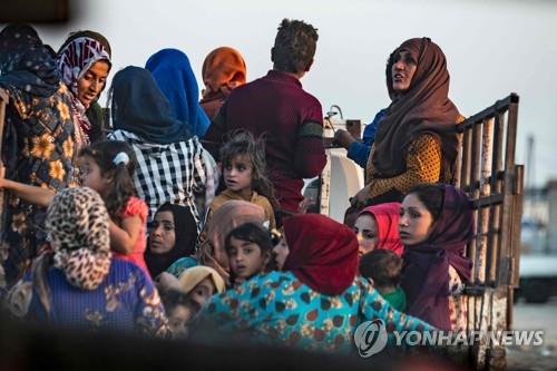 터키군의 공격을 피해 시리아 국경도시 라스 알-아인을 떠나는 피란민